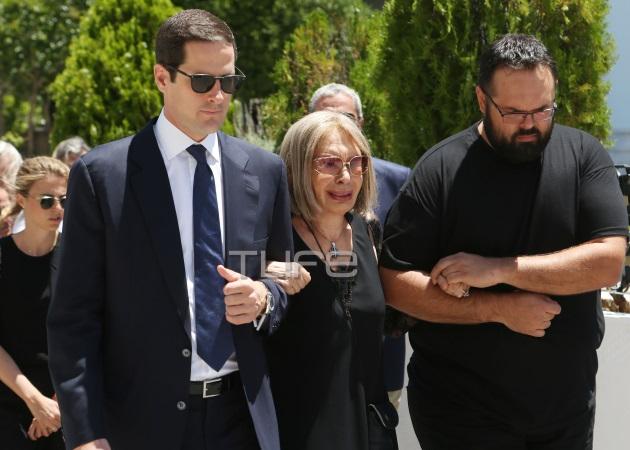 Ρίκα Διαλυνά: Συντετριμμένη στην κηδεία του αγαπημένου της συζύγου [pics]