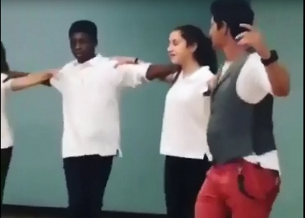 Σάκης Ρουβάς: Χορεύει πεντοζάλη με μαθητές αμερικάνικου σχολείου στη Νέα Υόρκη[vid]
