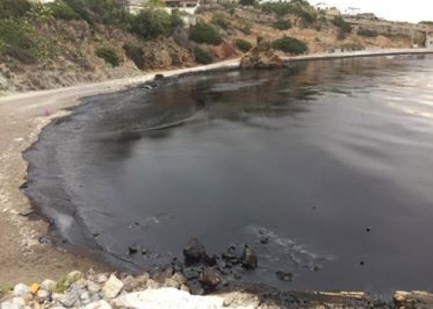 Σαλαμίνα: Οι εικόνες της θαλάσσιας ρύπανσης – Πετρέλαιο και πίσσα μετά τη βύθιση πλοίου