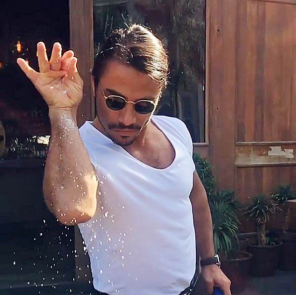 Ο Salt Bae θα αλατίζει τις μπριζόλες του στο Μανχάταν