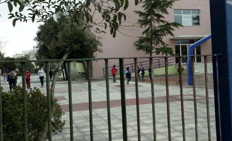 Δάσκαλοι και καθηγητές 6 ώρες την ημέρα στα σχολεία – Ανατροπή στο ωράριο με τη βούλα των δανειστών