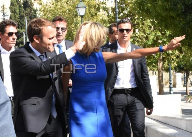 Εμανουέλ Μακρόν: Η selfie στο Σύνταγμα με τραγουδιστή της ελληνικής showbiz!