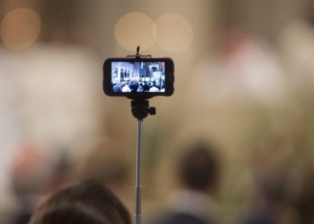 Selfie sticks τέλος στο Μιλάνο – Τα απαγόρευσε ο Δήμος!