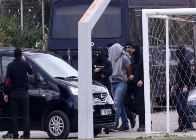 Μιχάλης Λεμπιδάκης: Σκιά του εαυτού του μετά το τέλος της απαγωγής – Η στιγμή που φτάνει στα ιατρεία