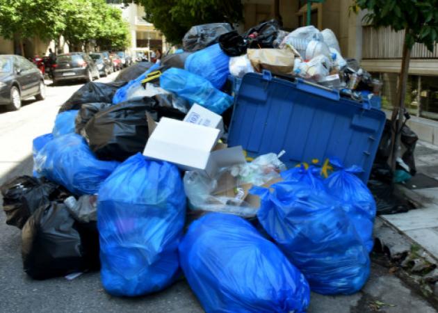 “Βουνά” σκουπιδιών στους δρόμους τουλάχιστον μέχρι την Πέμπτη!