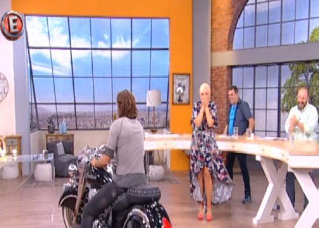 Ο Γιάννης Σπαλιάρας εισέβαλε στην εκπομπή της Χριστίνας Λαμπίρη!