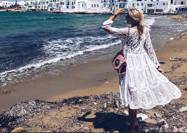 Κωνσταντίνα Σπυροπούλου: Οι ξέγνοιαστες στιγμές στην Πάρο και η αγκαλιά γεμάτη υπονοούμενα!