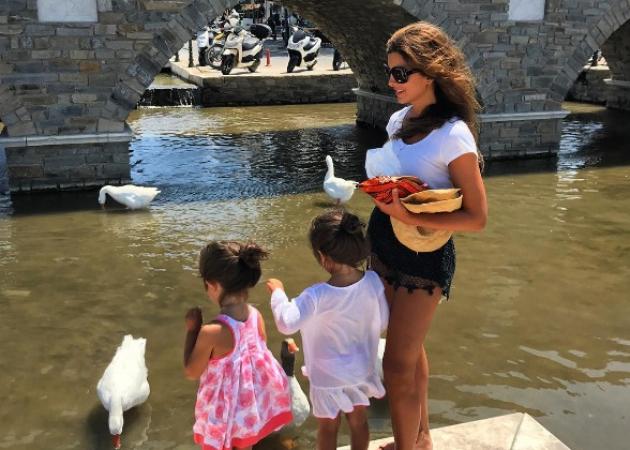 Σταματίνα Τσιμτσιλή: Συνεχίζει τις διακοπές στην Πάρο και δεν χορταίνει τα παιχνίδια με τις κόρες της! [pics]