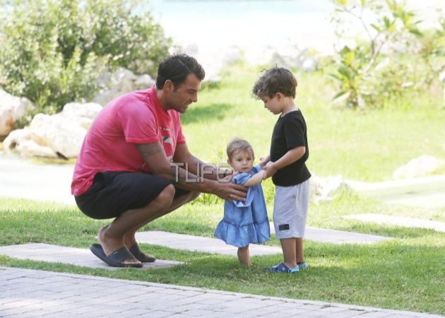 Στέλιος Χανταμπάκης: Παιχνίδια με τα παιδιά του στην Ρόδο! [pics]