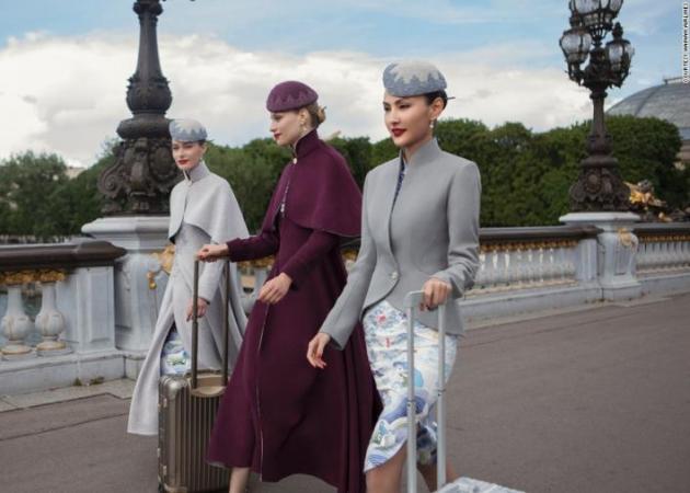 Κινέζικη αεροπορική εταιρεία ντύνει το πλήρωμά της… με στολές – δημιουργίες υψηλής ραπτικής!