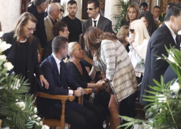 Συντετριμμένη η σύζυγος του Μιχάλη Ζαφειρόπουλου στην κηδεία του