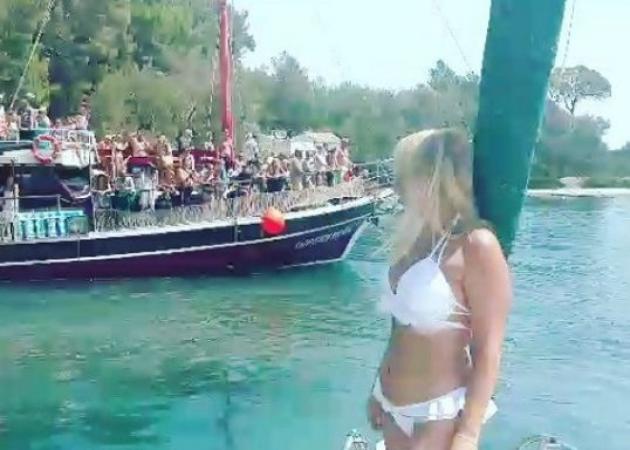 Η Τέτα Καμπουρέλη με μπικίνι χαιρετά τον κόσμο αλλά… κανείς δεν της δίνει σημασία!