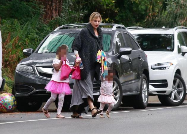 Charlize Theron: Αφήνει το γιο της να φοράει κοριτσίστικα ρούχα και προκαλεί αντιδράσεις! [pics]