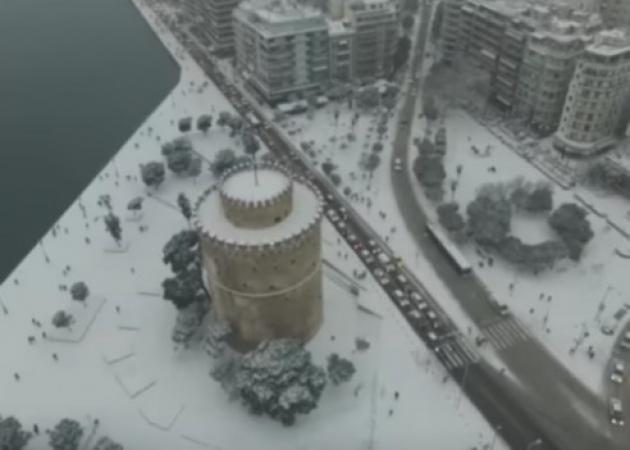 Καιρός: Τρομερές εικόνες στη χιονισμένη Θεσσαλονίκη – Σκι στην παραλία και προβλήματα [pics, vids]