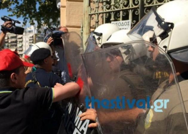 Θεσσαλονίκη: Επεισόδια, ξύλο και λιποθυμία γυναίκας στο υπουργείο Μακεδονίας Θράκης [pics, vids]