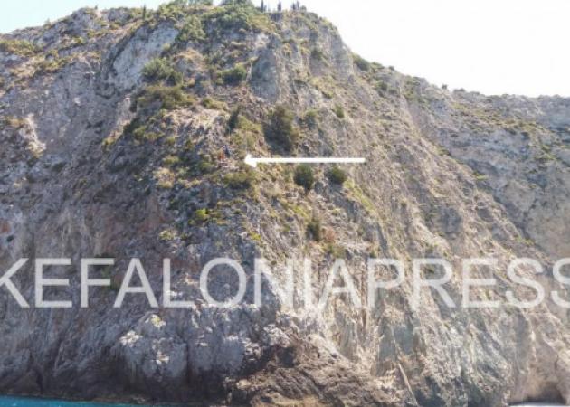 Κεφαλονιά: Εδώ είναι εγκλωβισμένος ο τουρίστας – Δεν μπόρεσε να πλησιάσει ούτε το Super Puma! [pics]