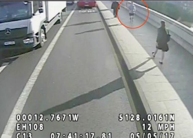 Έκανε τζόκινγκ και απλά… έσπρωξε μια γυναίκα να την χτυπήσουν τα αυτοκίνητα [vid]