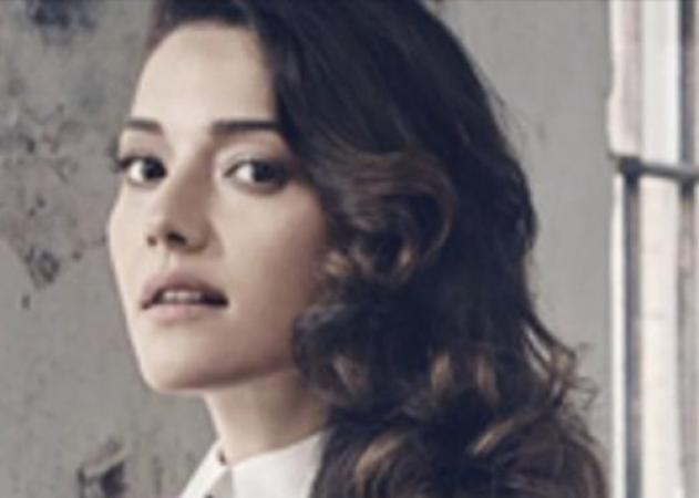 Σάπισαν στο ξύλο γνωστή τσελίστα Τούρκοι αστυνομικοί [vid]