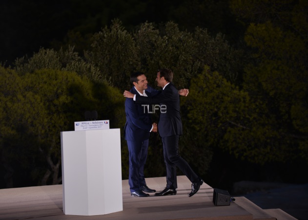 Επίσκεψη Μακρόν: Πλήθος κυβερνητικών στελεχών στην ομιλία του στην Πνύκα