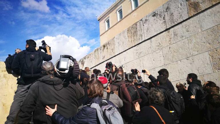 Μάχες σώμα με σώμα και χημικά στον Αγνωστο Στρατιώτη – Διαδηλωτές επιχείρησαν να εισβάλλουν στην Βουλή