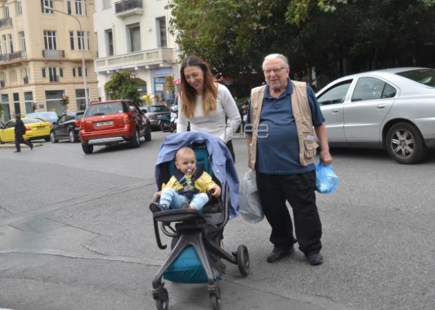 Κώστας Βουτσάς – Αλίκη Κατσαβού: Βόλτα με τον μικρό τους Φοίβο στο Κολωνάκι! [pics]