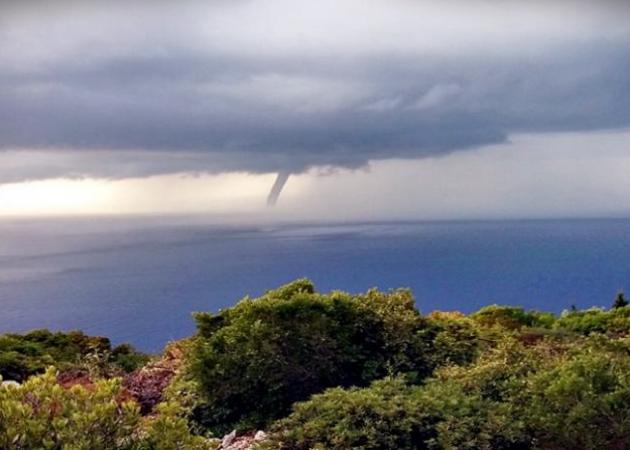 Εντυπωσιακός υδροστρόβιλος στη Ζάκυνθο [pics, vid]