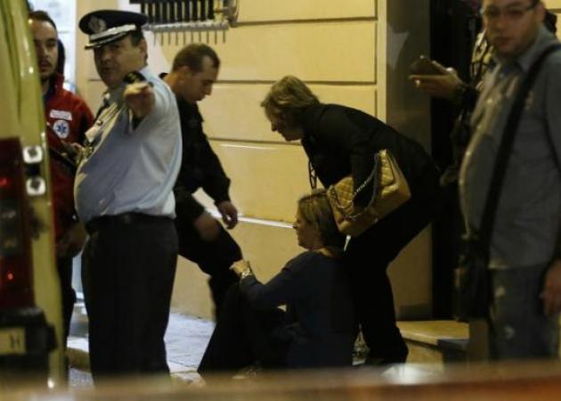 Μιχάλης Ζαφειρόπουλος: Λιποθύμησε η σύζυγός του – Σπάραξαν τα παιδιά του! Εικόνες αρχαίας τραγωδίας έξω από το γραφείο του