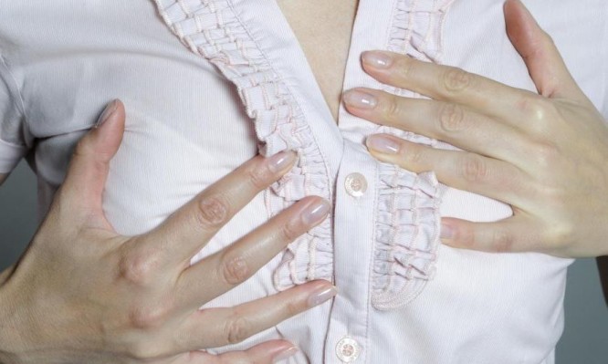 Πόνος στο στήθος πριν την περίοδο: Γιατί συμβαίνει – Πώς θα τον μειώσετε [vid]