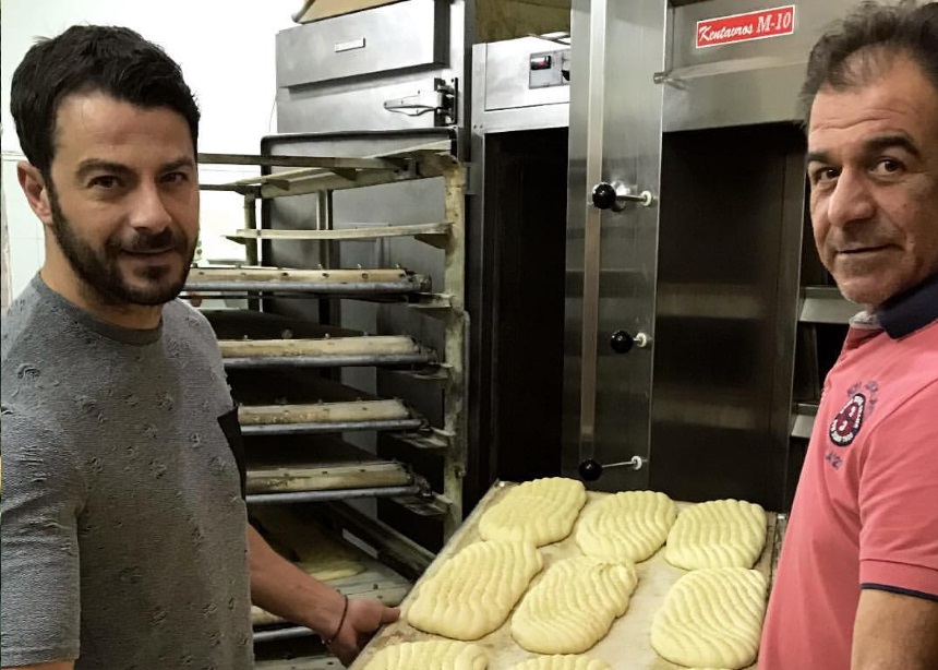 Γιώργος Αγγελόπουλος: Πήγε στο φούρνο του θείου του και έφτιαξε λαγάνες! [pics]