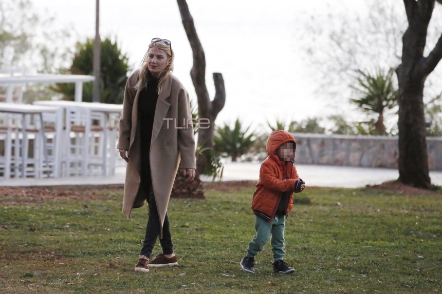 Φαίη Σκορδά: Βόλτα με τον μικρότερο γιο της και την μητέρα της! [pics]