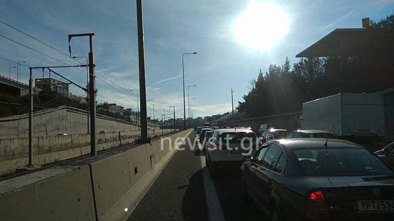 Καραμπόλα πέντε αυτοκινήτων στην Αττική Οδό προκάλεσε… χάος και κίνηση [pics]