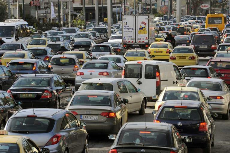 Κίνηση: Κόλαση στους δρόμους! Η βροχή μπλόκαρε τα πάντα