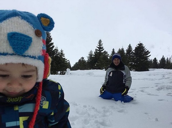 Νίκος Ορφανός – Αντιγόνη Παφίλη: Εξόρμηση στα χιονισμένα Καλάβρυτα με τον γιο τους! [pics]