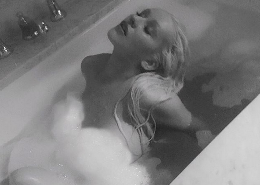 Christina Aguilera: Ποζάρει γυμνή στη μπανιέρα της