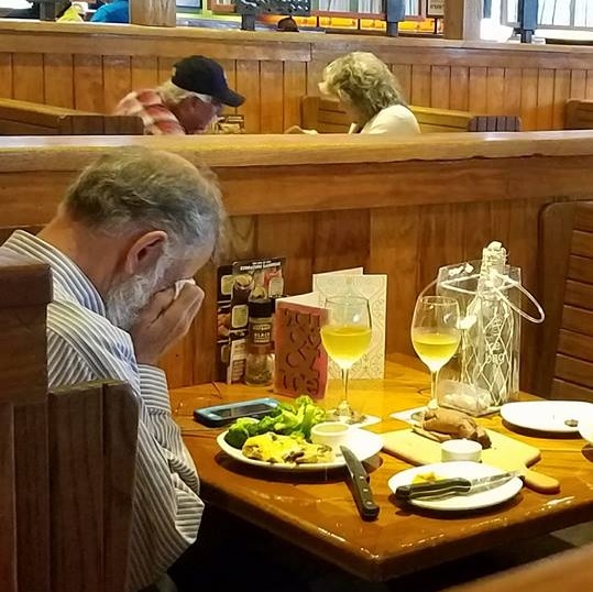 Η πιο σπαρακτική φωτογραφία… Άντρας τρώει μόνος του στις 14 Φλεβάρη… Απέναντί του οι στάχτες της γυναίκας του…