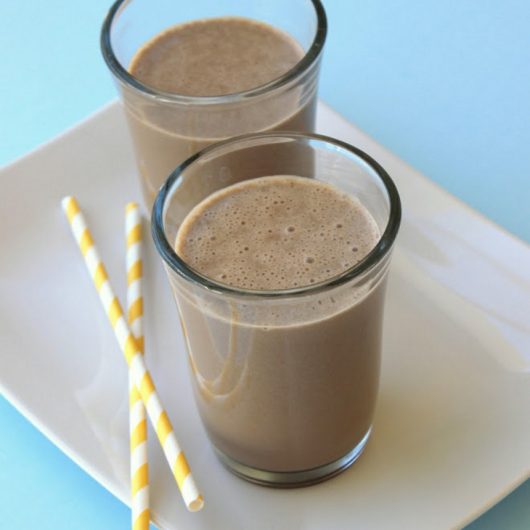 Σοκολατένιο smoothie με φυστικοβούτυρο | tlife.gr Σοκολατένιο smoothie με φυστικοβούτυρο | tlife.gr