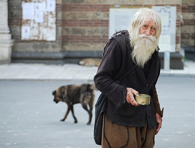 Συγκίνηση! Πέθανε στα 103 του ο «ζητιανος του Θεού» [vids]