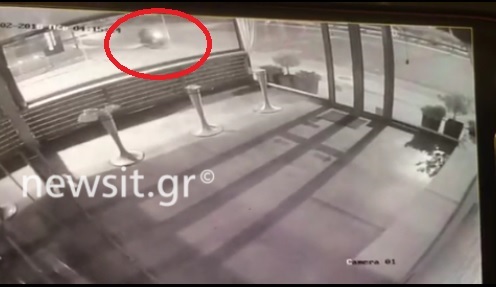 Ντοκουμέντο: Η στιγμή που ο δράστης βάζει τη βόμβα στο κατάστημα επίπλων στην Κηφισίας