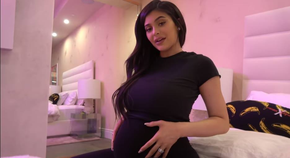 H Kylie Jenner ανακοίνωσε  τη γέννηση της κόρης της! video