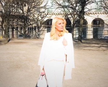 Ελένη Μενεγάκη: Στα λευκά στους δρόμους του Παρισιού! [pics]