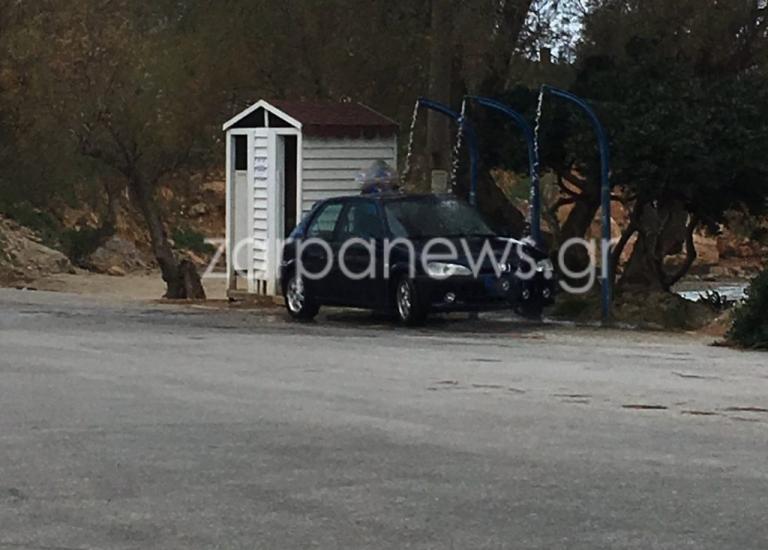 Μια… ανέξοδη πατέντα βρήκε ένας Χανιώτης στην παραλία, στους Αγίους Αποστόλους, για να πλύνει το αυτοκίνητό του.