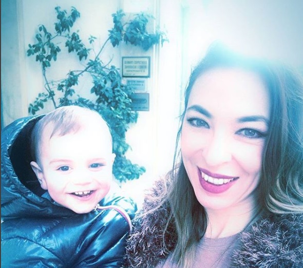 O Kώστας Βουτσάς στην παιδική χαρά με τον μικρό Φοίβο! VIDEO