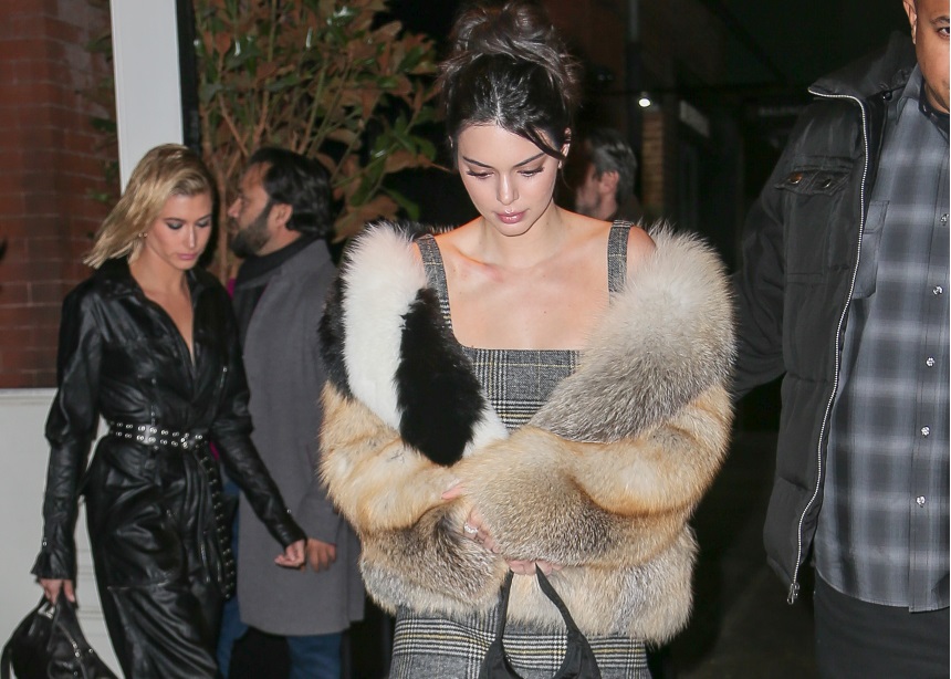 Βαρέθηκες το μαύρο καλσόν; Το ίδιο και η Kendall… γι’ αυτό φόρεσε ένα σε πράσινο χρώμα