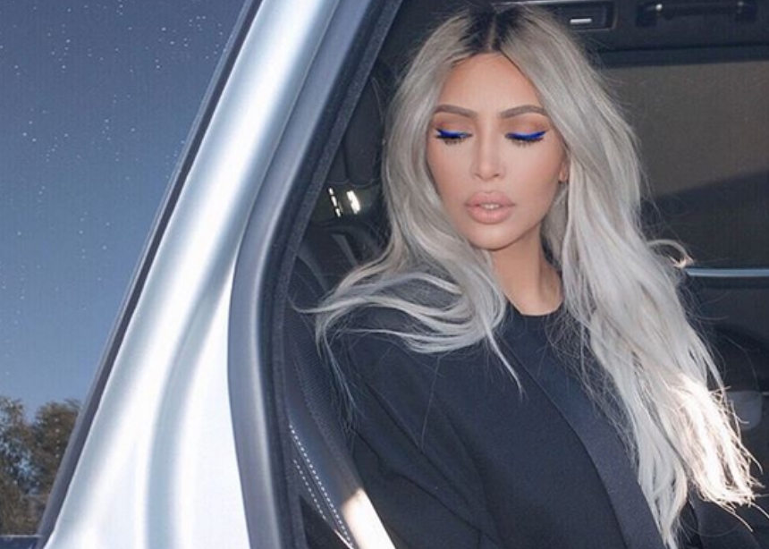 Θα έβαζες μπλε eyeliner; Η Kim Kardashian μας πείθει να το κάνουμε!