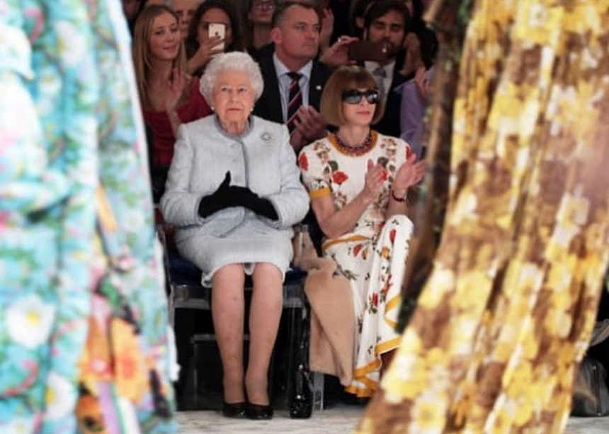 H βασίλισσα Ελισάβετ στην πρώτη σειρά της Εβδομάδας Μόδας του Λονδίνου!