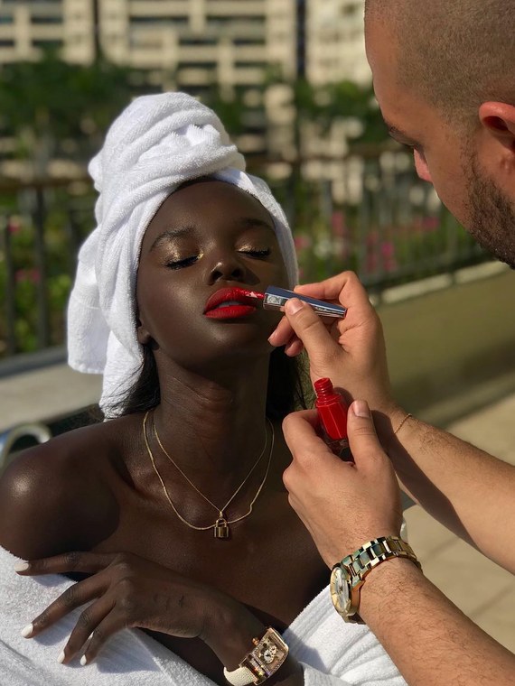 Αυτό το υπερδιάσημο μοντέλο κουβαλάει παντού το foundation της γιατί κανένας makeup artist δεν έχει την απόχρωσή της!