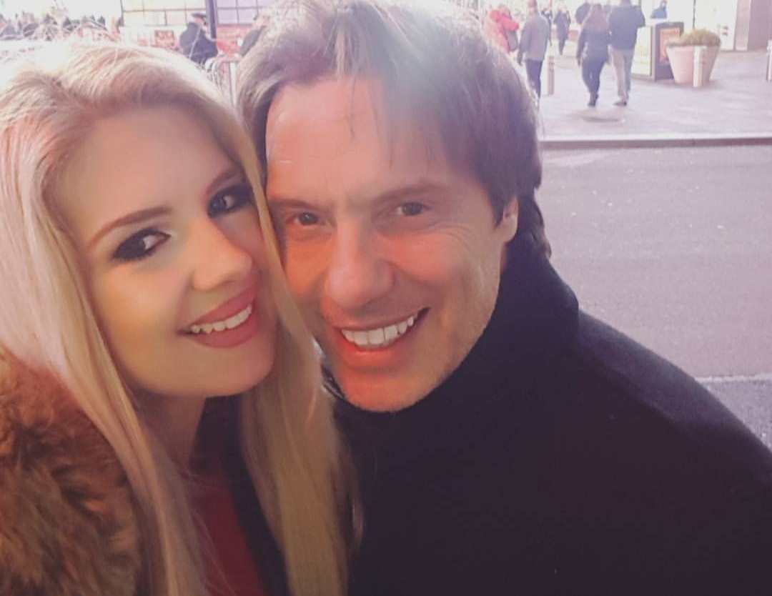 Στράτος Τζώρτζογλου: H σύντροφός του μας δείχνει τον μονόπετρο που της χάρισε! [pics]