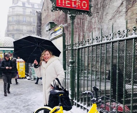 Βόλτα με τη Ντίνα Νικολάου στο … υπέροχα χιονισμένο Παρίσι! [pics]