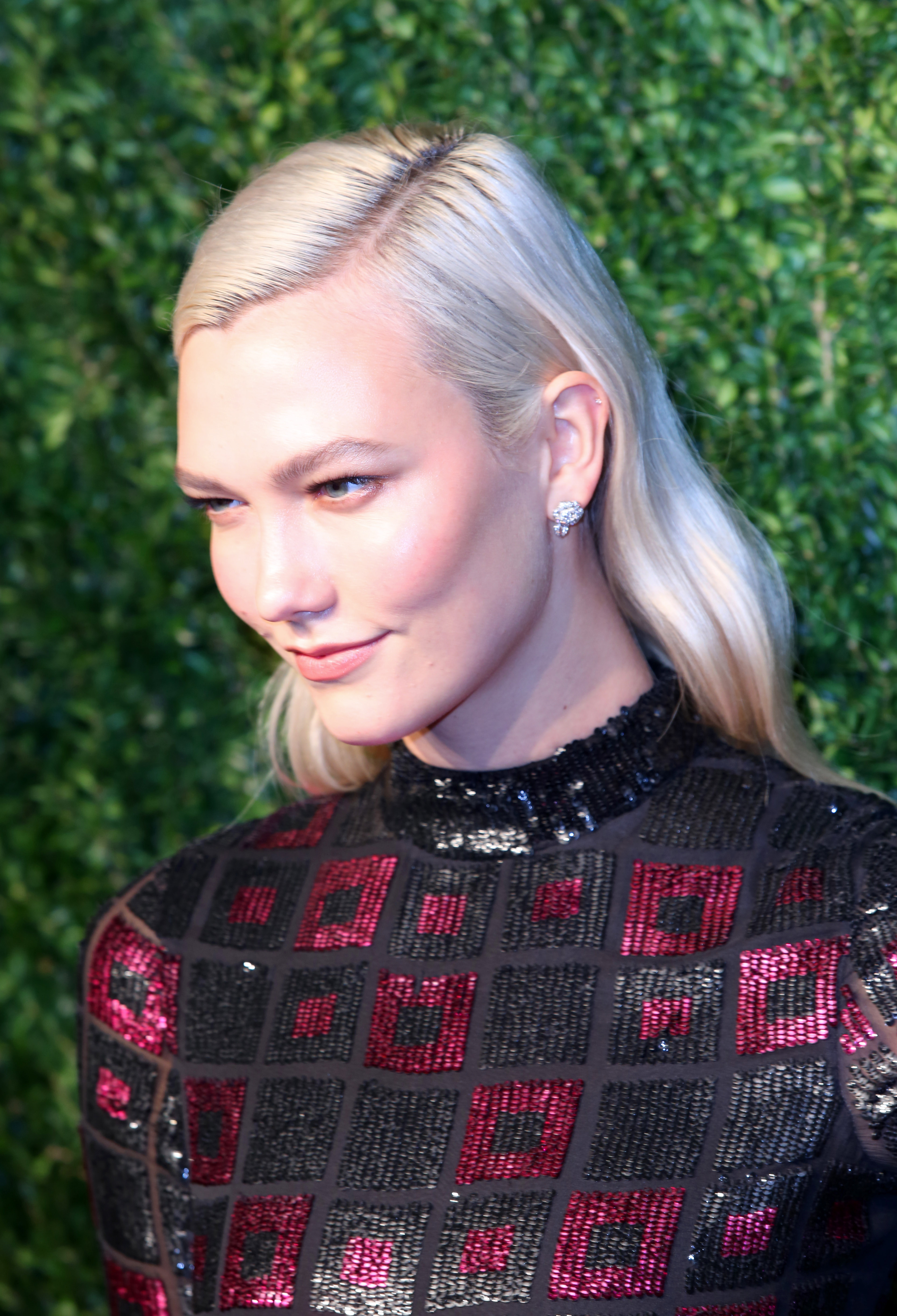 Το νέο ξανθό της Karlie Kloss λέγεται buttery blonde και ίσως το θες και στα δικά σου μαλλιά!