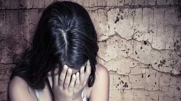 Βίαζε κοριτσάκι επί δώδεκα χρόνια – Σοκάρει η αποκάλυψη για απόπειρες αυτοκτονίας της ανήλικης